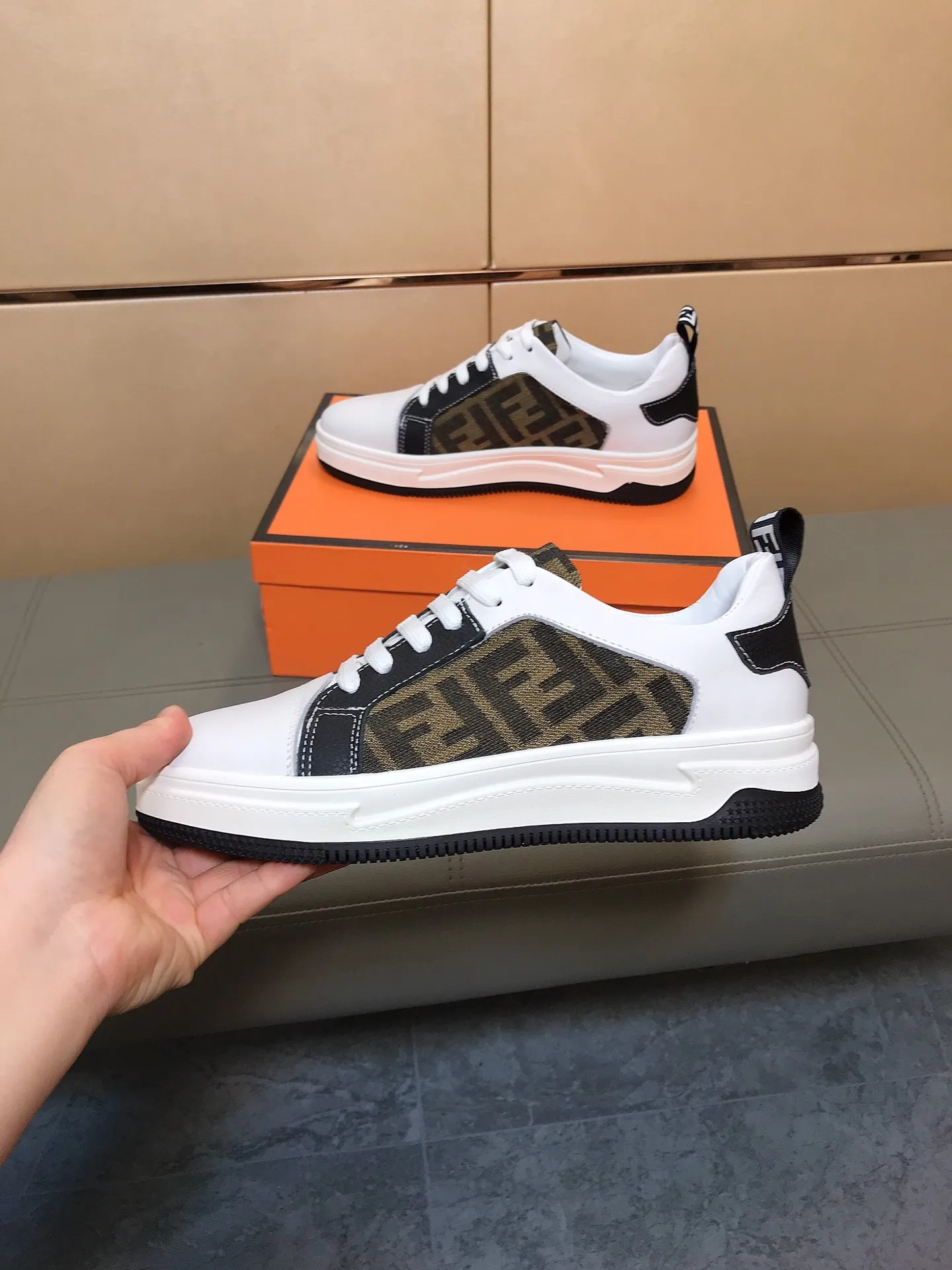 Factory price 400 🕷️🕷️FENDI [Fendi] Men’s new casual shoes are hot! , that kind of calm connotation️elegant taste is indescribable to start the journey of fashionable shoes💍💍to cope with various occasions calmly! The momentum of the big names speaks for itself! Comfortable and comfortable on the feet! Material: Imported cowhide + printed material, sheepskin lining. Fashion essential! 2 colors available! Code number: 38-44